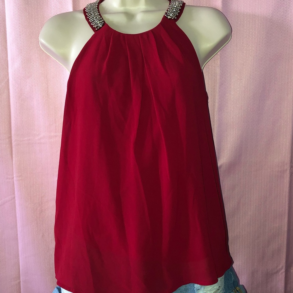 Sleeveless top with details around the neck